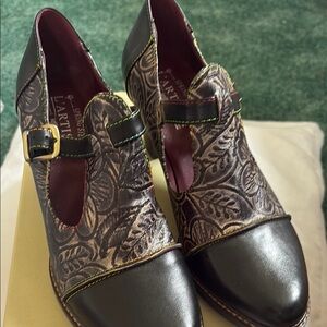 L'ARTISTE Women's Black and Brown Patterned Shoes